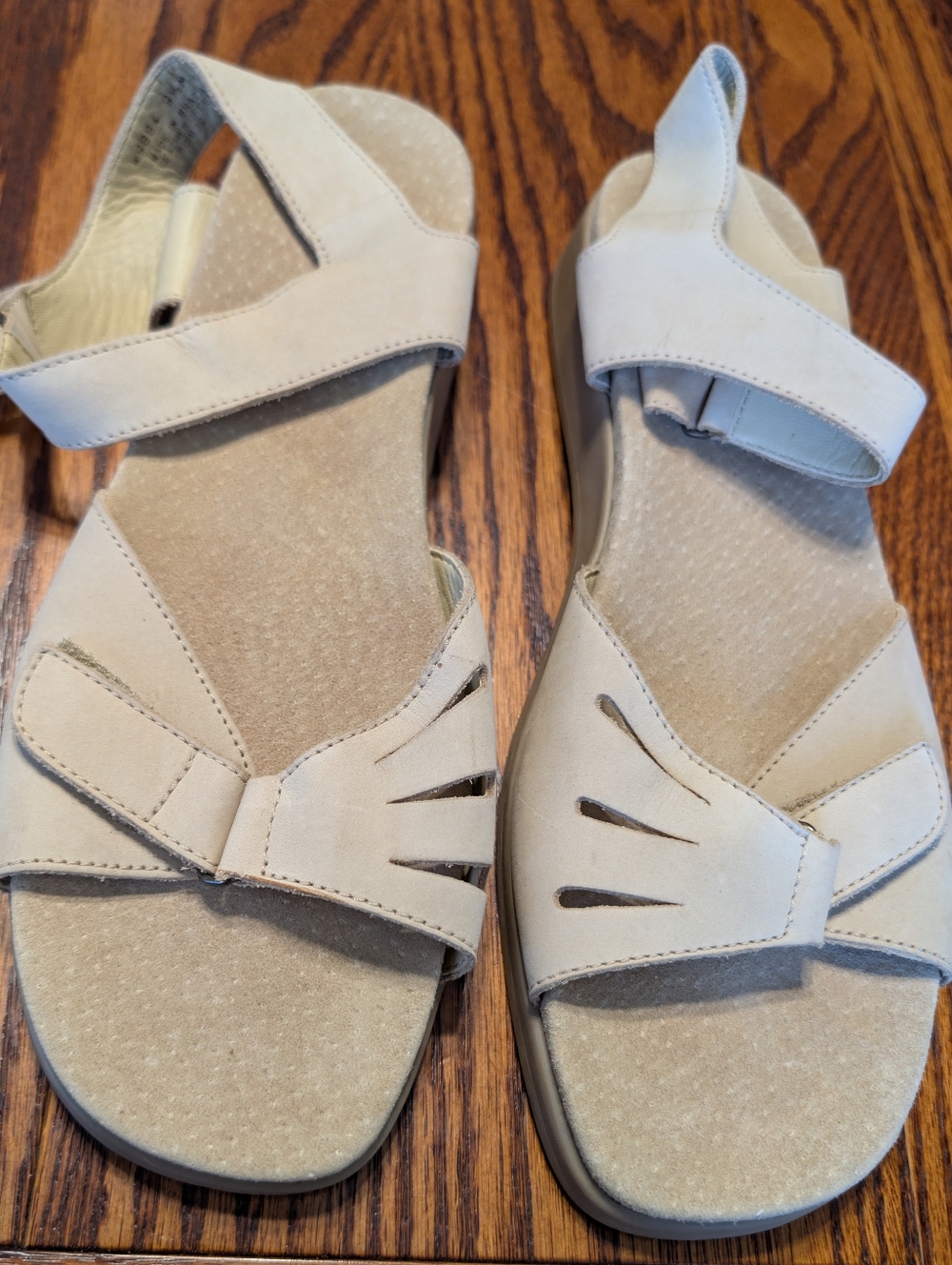 NWOT ROCKPORT WOMEN'S SANDLES SZ 9.5  BEIGE ADJUSTABLE TOE /ANKLE STRAPS